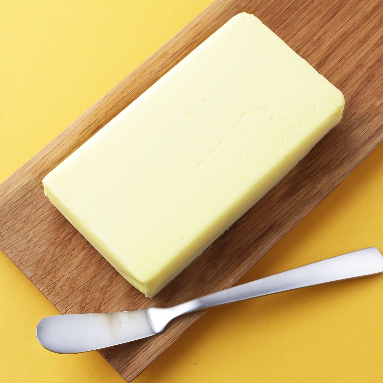  臭いを吸着しやすい…。冷蔵庫でも油断できない「バター」の“NGな保存方法3つ” 