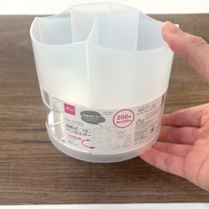 【ダイソー】「回転式ペンホルダー」が想像以上に万能！“ペン以外もスッキリ片づく”活用術2選