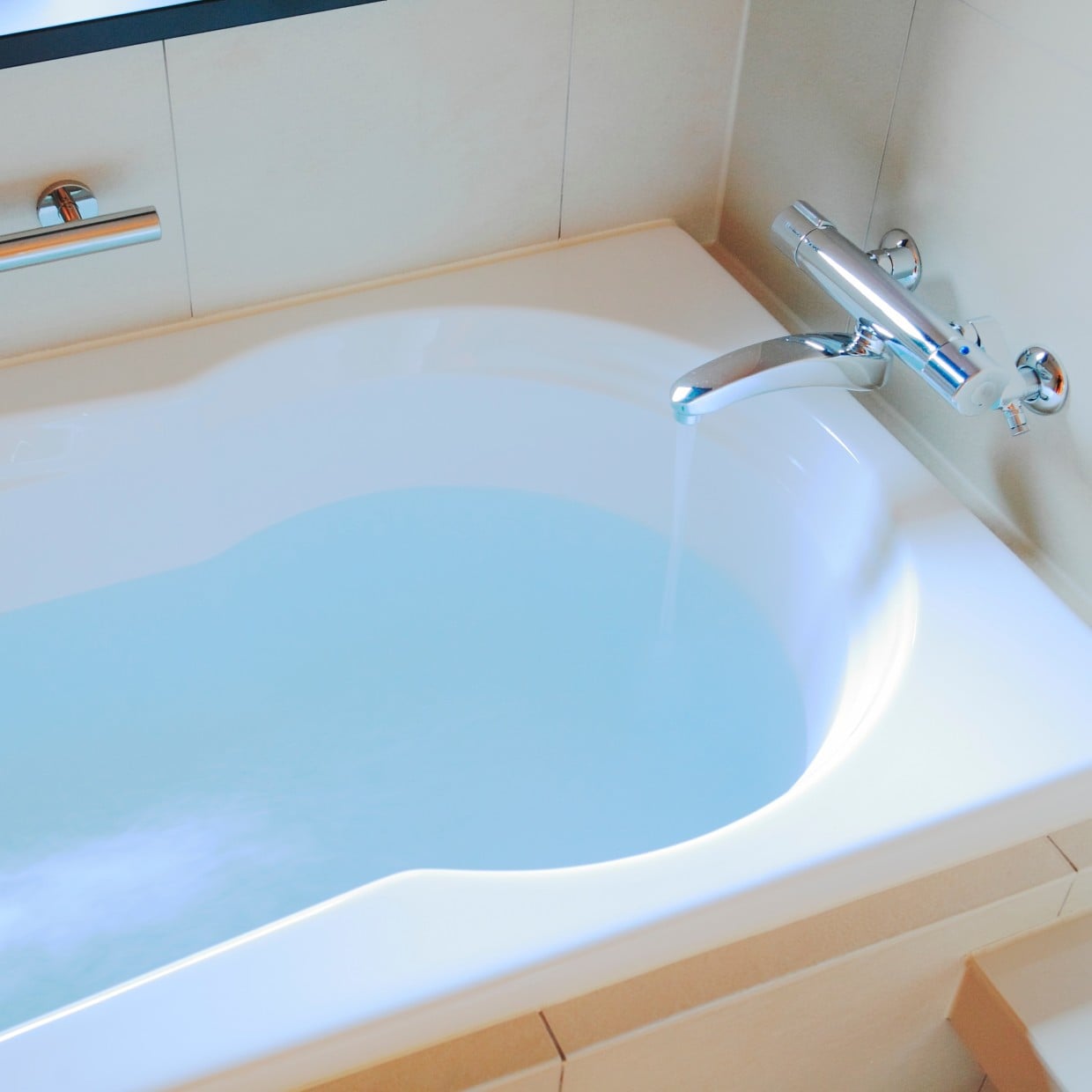  「光熱費が高い人」が無意識にやりがちな“お風呂のもったいない入り方3選” 