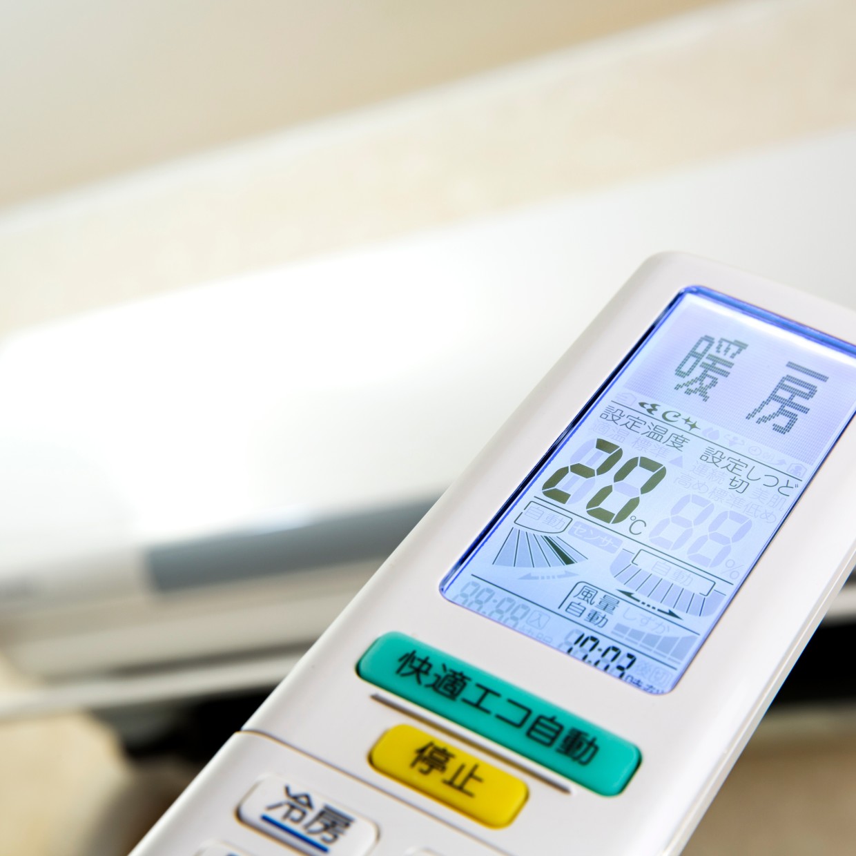  【節約のプロに聞いた】「光熱費が高い人」がよくやる“冬のNG行為”3選「暖房つけてるのに足元寒い…」 