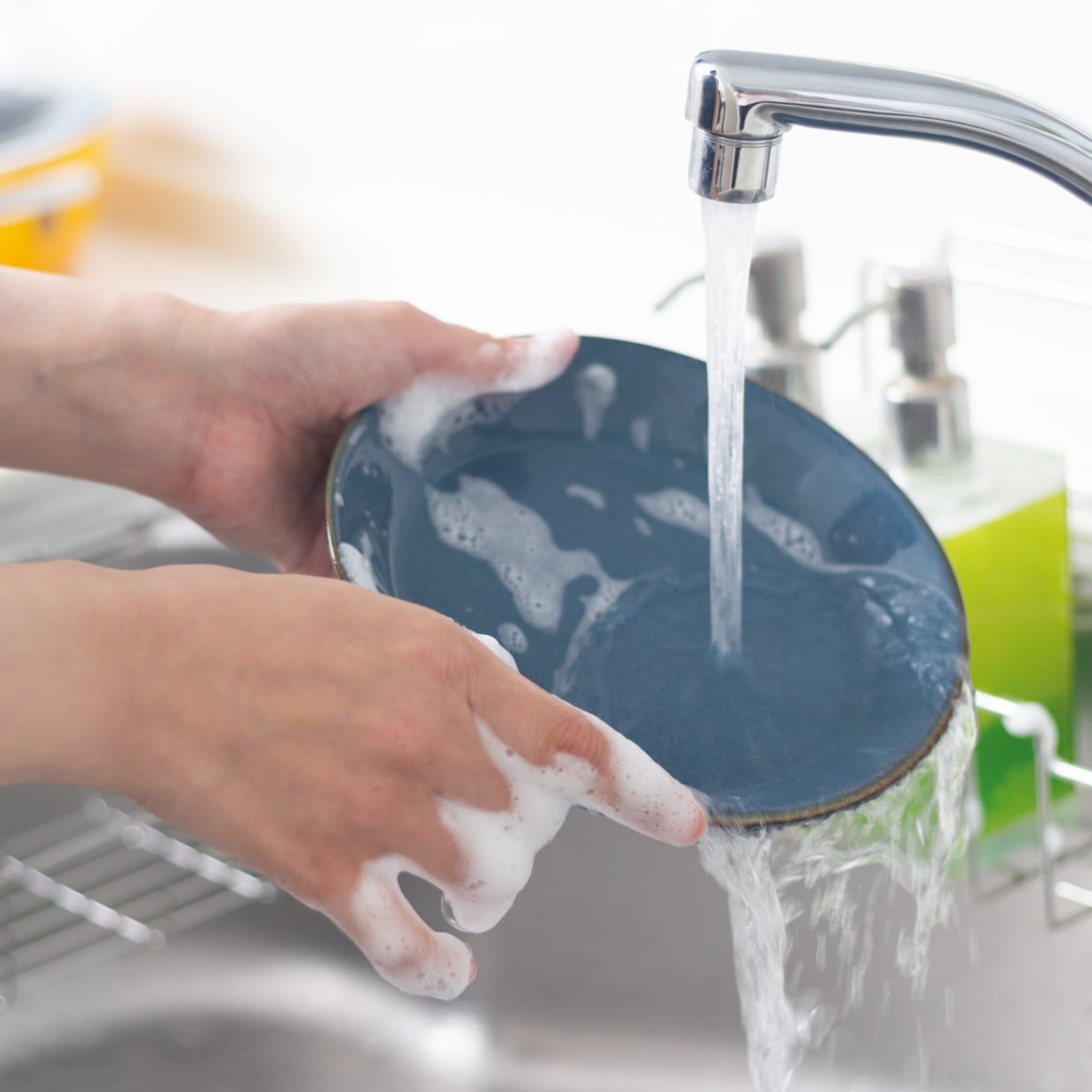  洗う食器が3分の1になる。「食器洗い」で水をムダにしない“節水アイデア3つ”「水道代も賢く節約」 