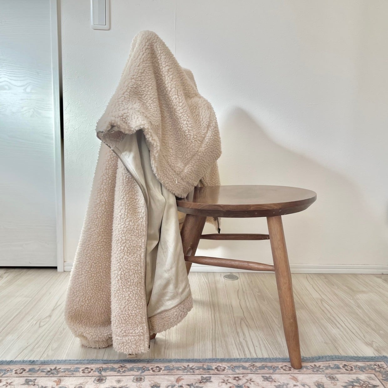  道具は一切不要！「丈が長いコート」を床につけず“コンパクトに椅子にかける”裏ワザ「早く知りたかった」 