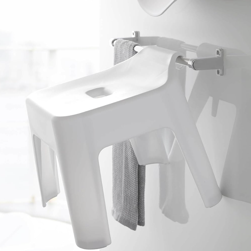  掃除の手間が激減！“風呂イス”の裏がカビない裏ワザ「掛けるだけで乾く」 