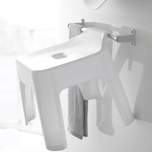 掃除の手間が激減！“風呂イス”の裏がカビない裏ワザ「掛けるだけで乾く」