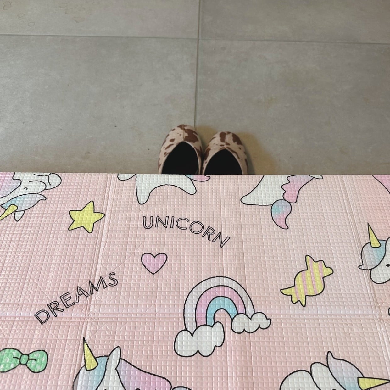  100均アイテムが「玄関」の困りごとを助ける！冬に活躍する“3つの使い道”「雨の日も便利」 