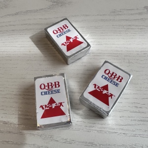 もう爪にチーズが入らない！「ベビーチーズ」の端が崩れない“上手に開けるコツ”