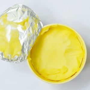 変色しても食べて大丈夫？冷蔵庫の「マーガリン」が“濃い黄色”になるワケ「知らなかった」