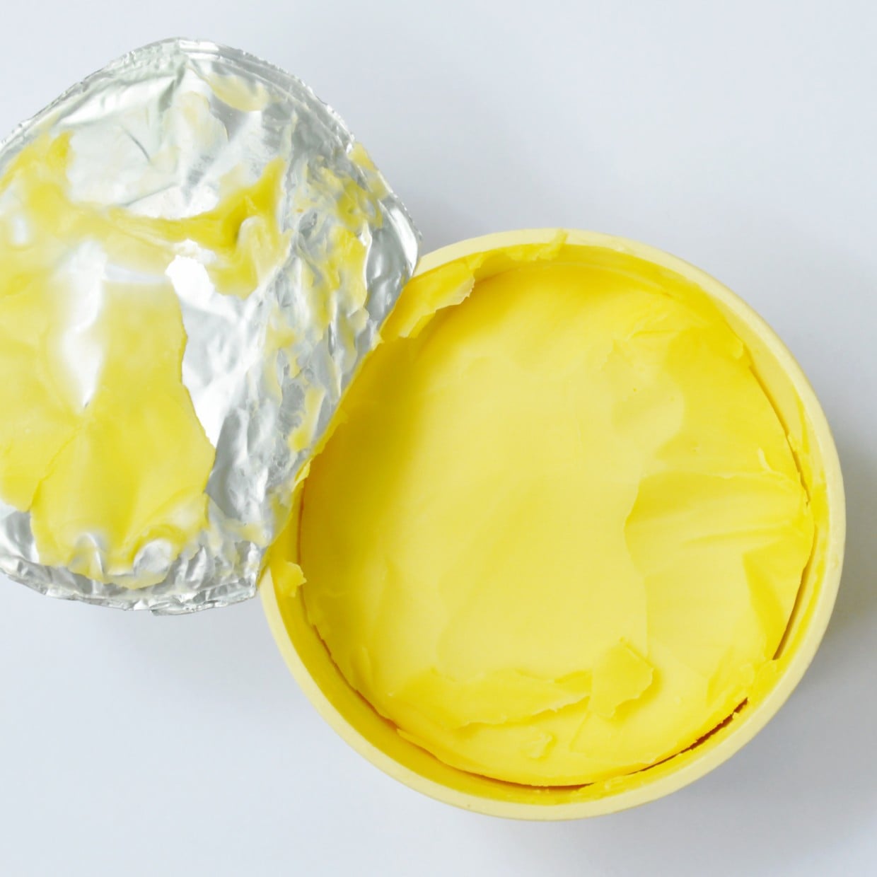  変色しても食べて大丈夫？冷蔵庫の「マーガリン」が“濃い黄色”になるワケ「知らなかった」 