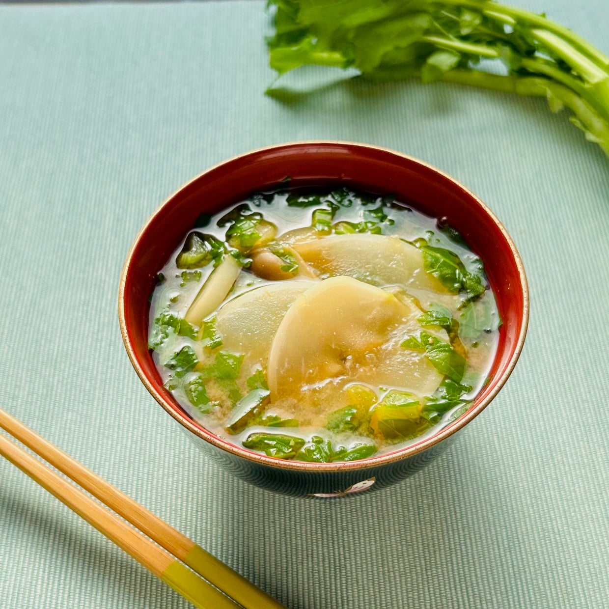  「みそ汁」にいれると腸がよろこぶ。“丸ごと使いたい冬の栄養たっぷり野菜”とは？ 