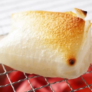 もうトースターで焼かない！フライパンで「お餅」をふっくら・きれいに焼くワザ「焦げつきにくい！」