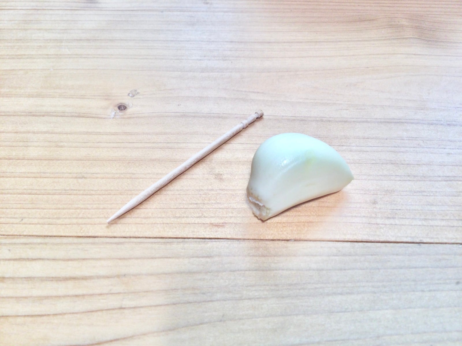 使うのは「つまようじ」