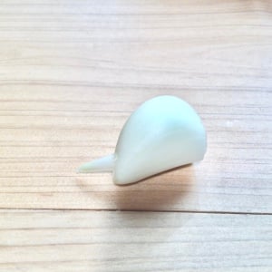 スルッと気持ちいい！「にんにくの芽」を意外なモノでキレイに取る裏ワザ「スムーズ！」「クセになる」