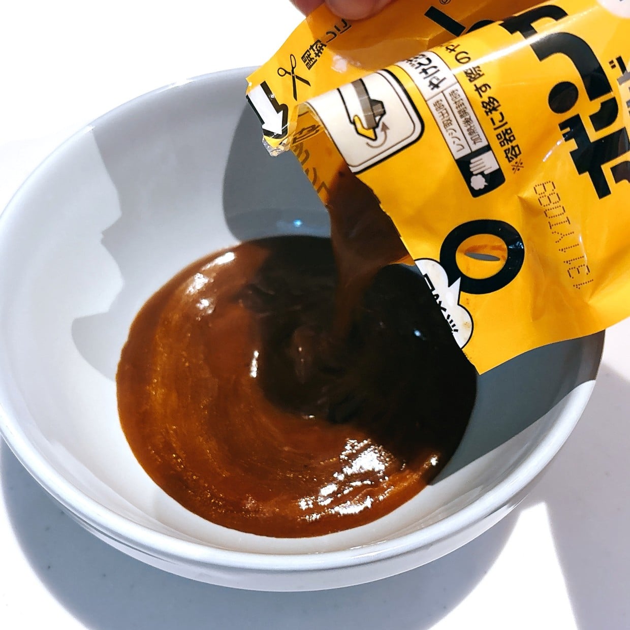  知らなかった。レトルトカレーに“小さじ1”入れるだけ。コクが出る意外な“ちょい足し”調味料「手軽」 