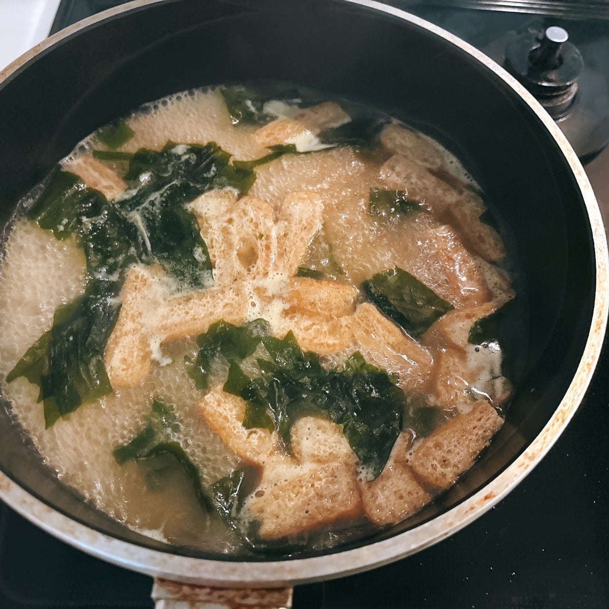  「大さじ1」加えるだけ。いつもの味噌汁が“やさしい口あたり”になる裏ワザ「家の味がレベルアップ」 