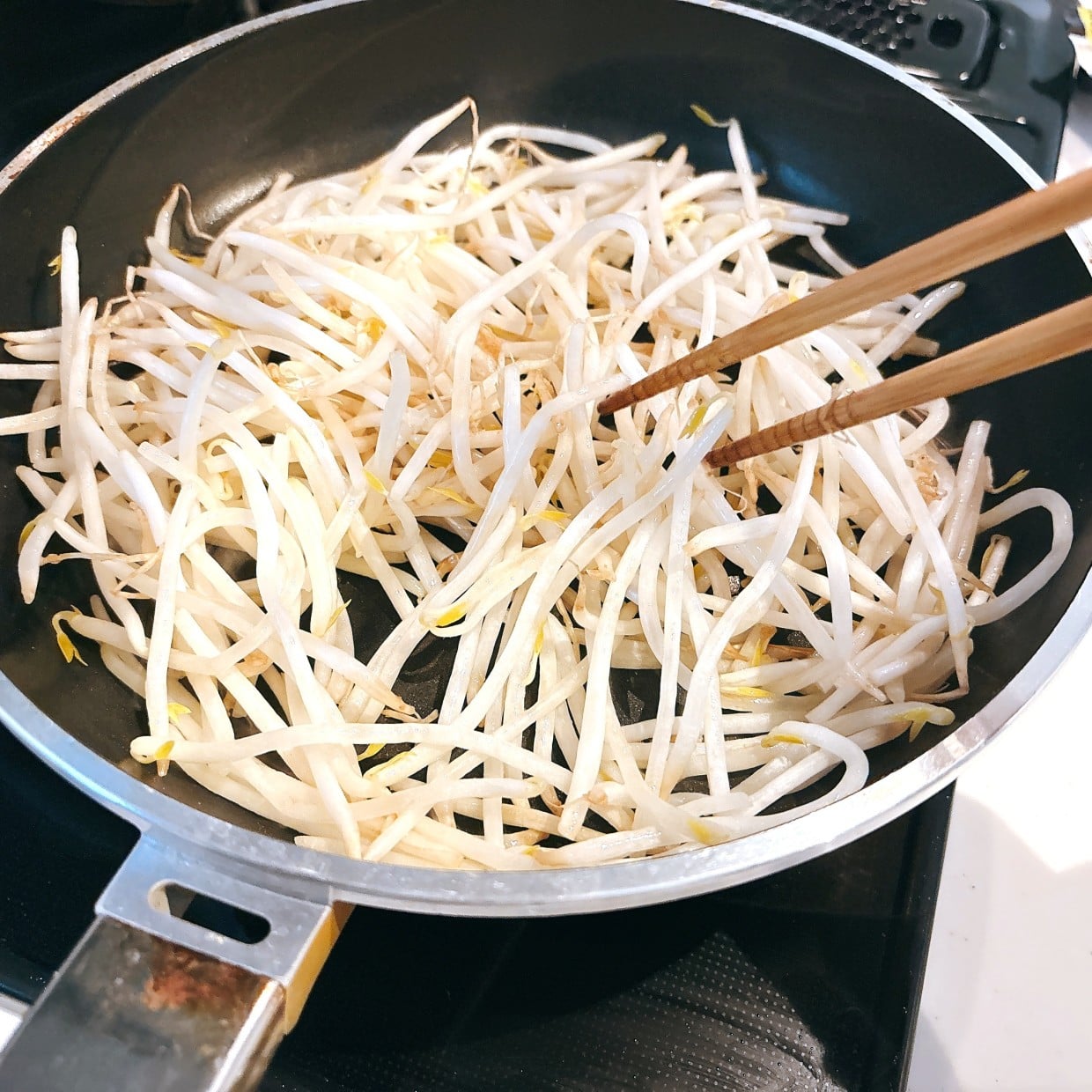 「大さじ1」加えるだけ。「もやし」を炒めても“水っぽくならない裏ワザ”「シャキシャキ」「絡めるだけ」