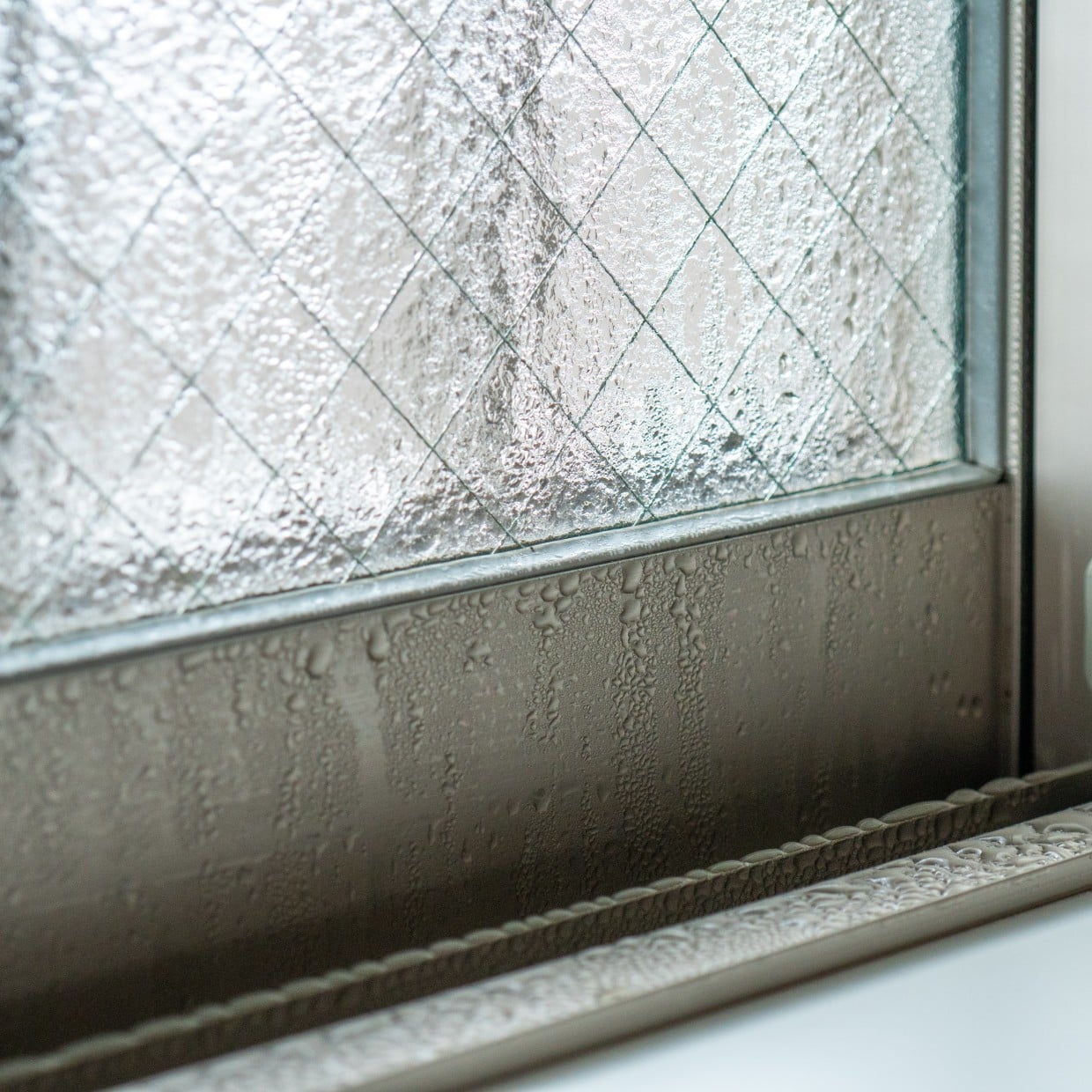  朝のストレスが減る！「窓の結露」を減らす“3つの対策”「冬を快適に乗り切る」 