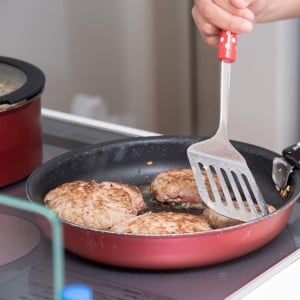 意外な調味料をちょい足しするだけ！「ハンバーグ」が“ふんわりジューシー”になる裏ワザ「肉汁あふれる」