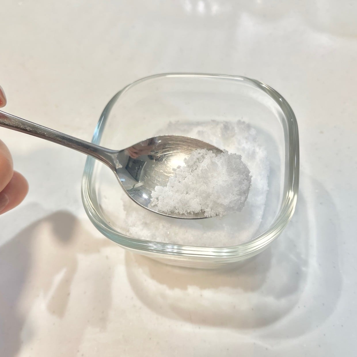  もう無理に砕かない！カチカチに固まった砂糖が“1分でサラサラに復活する”驚きの裏ワザ 