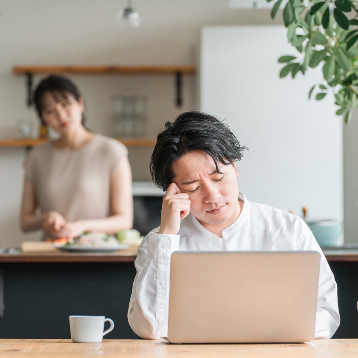  夫のイライラや不眠は見過ごさないで。医師が教える男性更年期の受診サイン7つ【専門医監修】 