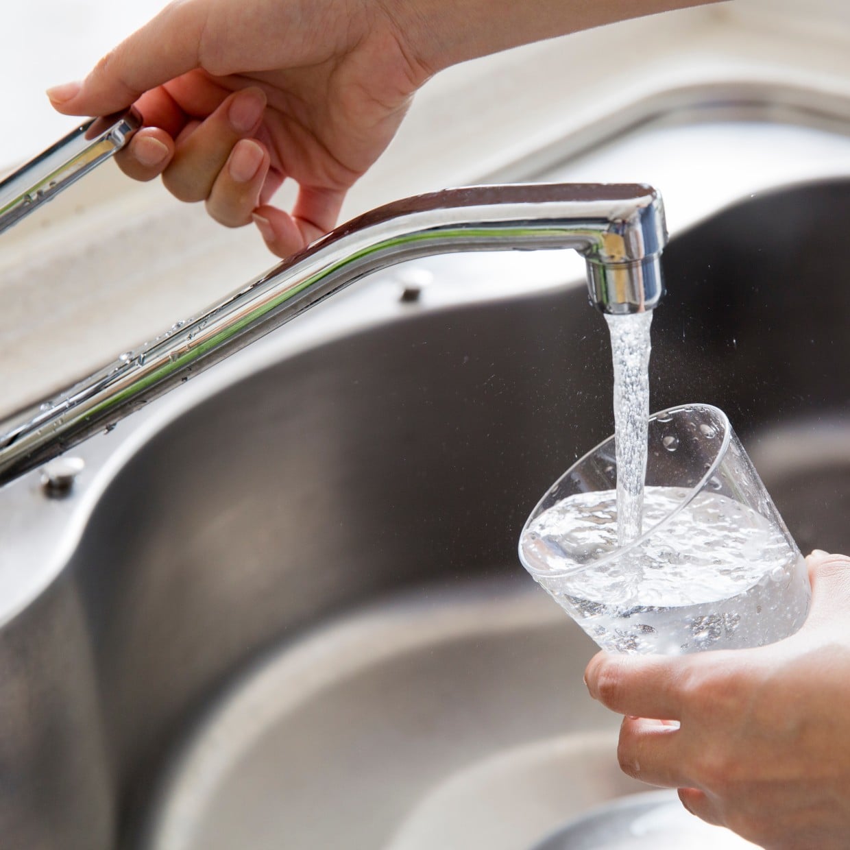  知らなかった。長く家を空けた後に「水道水の最初の一杯」は“飲まないほうがいい理由” 