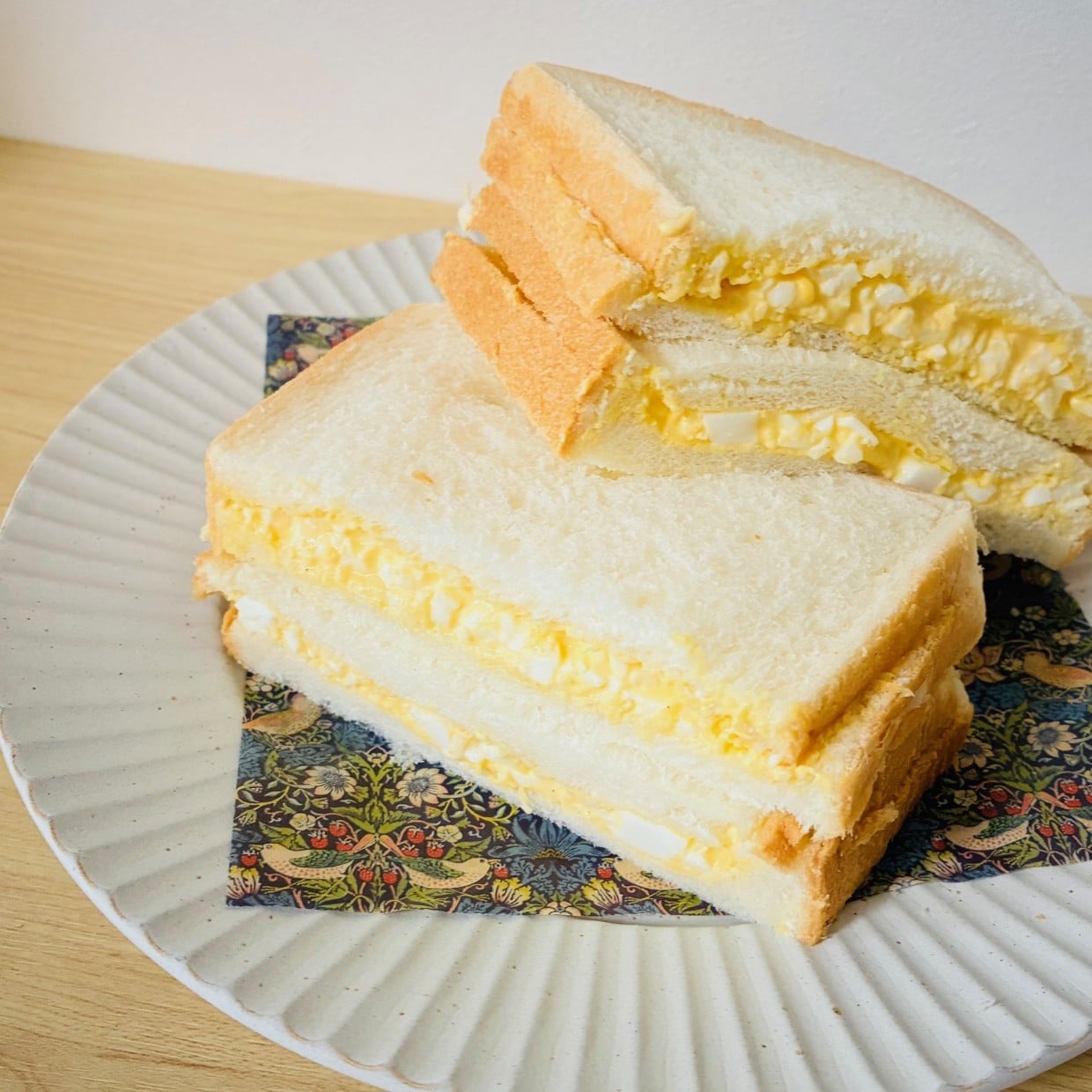  “サンドイッチ専用”じゃない普通の「食パン」を半分にスライスするテク「コツがある」「意外と簡単！」 