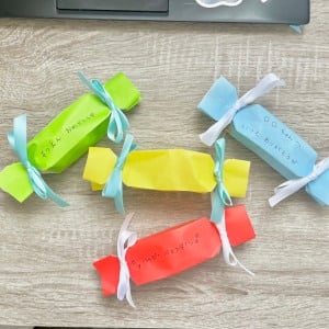 余った「折り紙」がキャンディ型に変身！もらって嬉しい“可愛いラッピング術”「感謝も伝わる！」