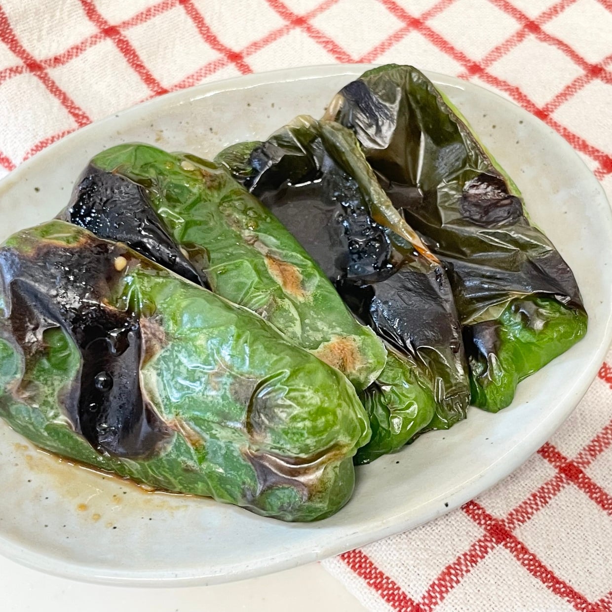  ビタミンCたっぷり！ピーマンの腸がよろこぶレシピ「グリルで焼くだけ」「濃厚な味わい」 