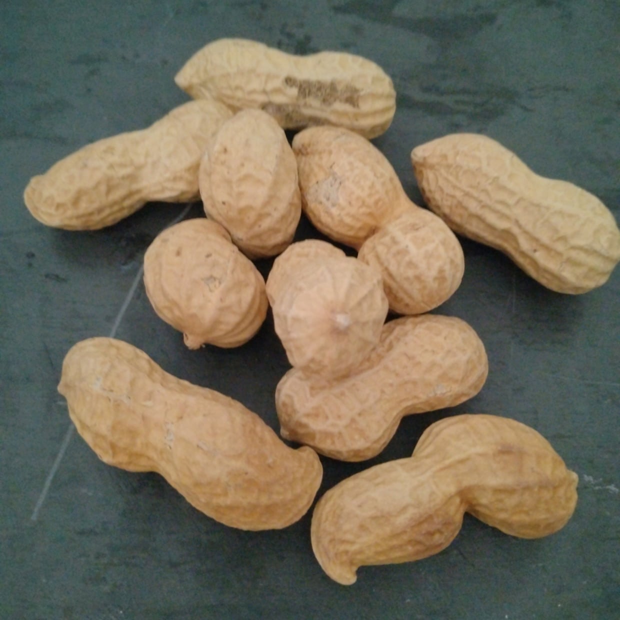  「今まで一粒ずつむいてた…」落花生の薄皮を“一気にむく”ワザ「家にあるもので簡単」「納得」 