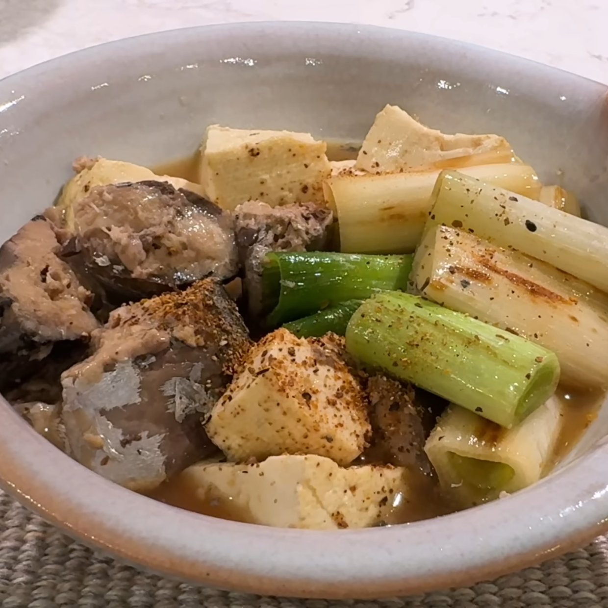  「サバ缶」と合わせると血管がよろこぶ。“焼くと甘みが増す冬の食材”とは？「簡単で栄養満点！」 