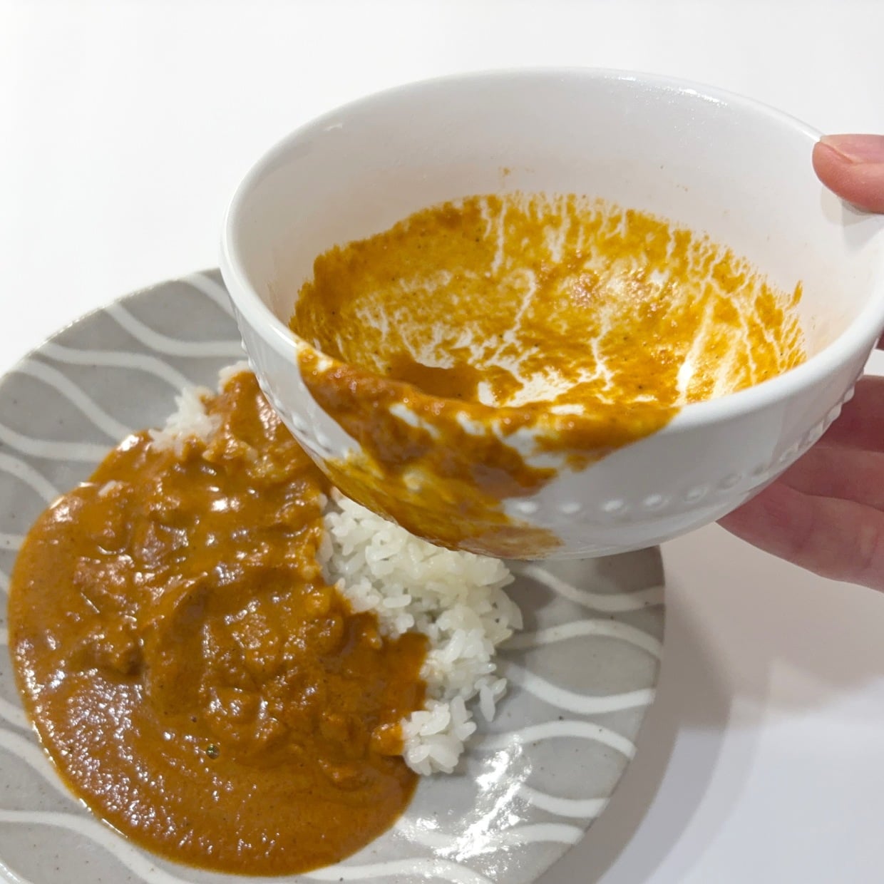  道具不要！カレーが“フチから垂れない”簡単すぎる裏ワザ「早く知りたかった」「ストレス減る」 