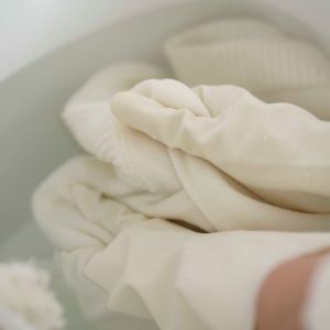 お気に入りニットが傷む原因に。慎重に洗っているのに逆効果？ニットのただしい“洗い方のコツ3選”