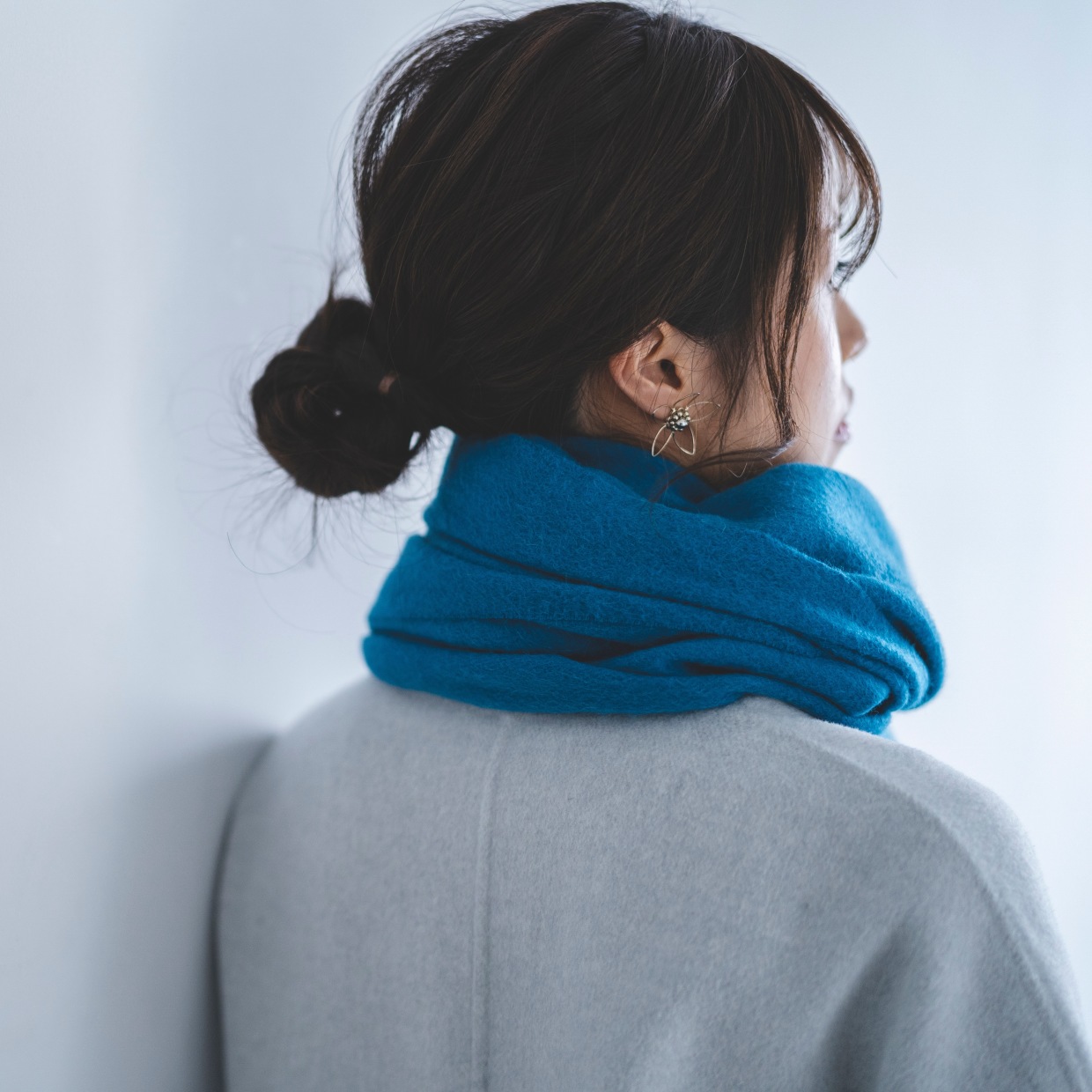  巻き方ひとつで解消！「巻いたマフラー」がずり落ちるのを防ぐコツ「手間が減った」 