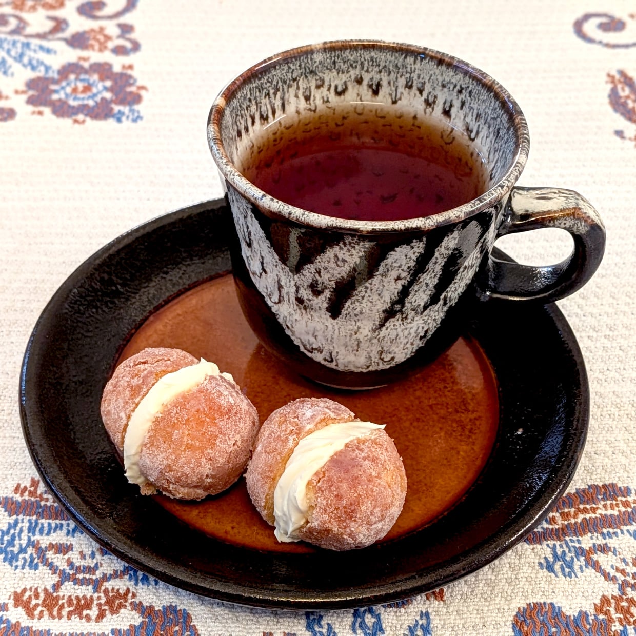  カルディの「シナモンボールドーナツ」で作ったアレンジおやつと紅茶 