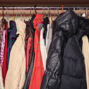 「冬のうちに手放すとスッキリ」「1つあるだけで窮屈…」クローゼットにたまりがちな“3つのもの”