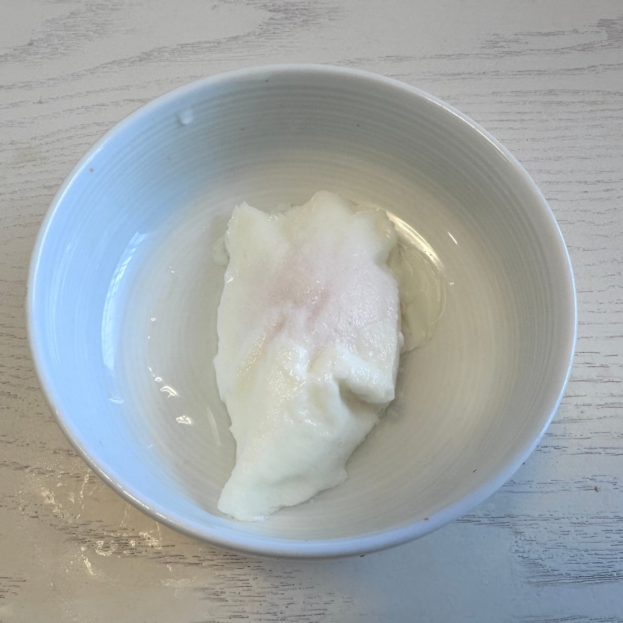  白身でふわっと包む！失敗しにくい「ポーチドエッグ」の意外な作り方「簡単！」「バラバラにならない」 