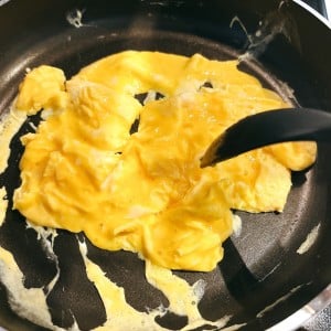 「大さじ１」入れるだけ。ふわふわ“オムレツ”に仕上がる“知るとマネしたくなる”裏ワザ「失敗しない」