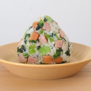 朝「おにぎり」に入れると満足感が上がる。“カルシウムがたっぷりな食材”とは？「子どもがよろこぶ」