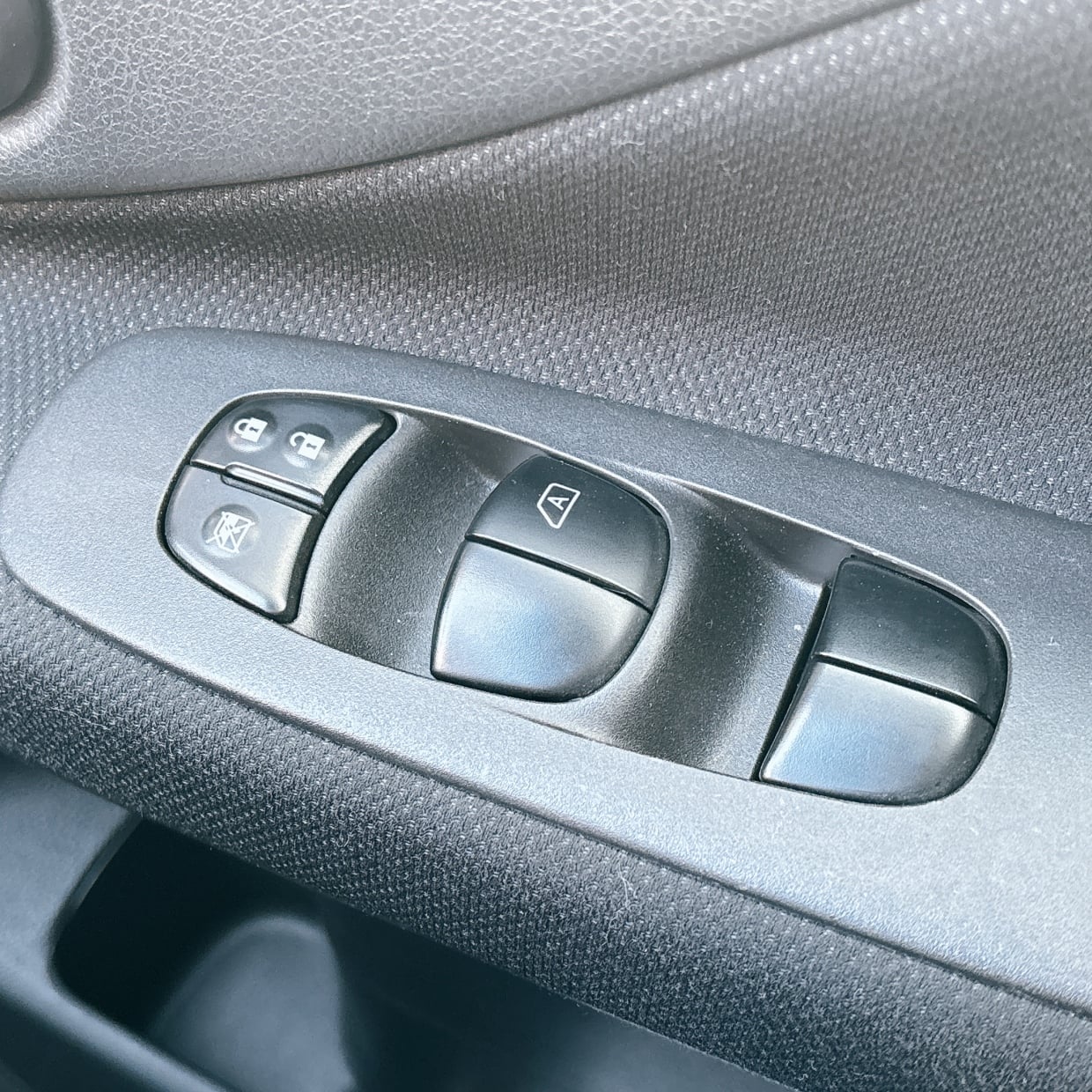  よく見たら汚れすごい…。「車のスイッチまわり」に溜まった“手垢やザラザラ汚れ”を落とす簡単掃除術 