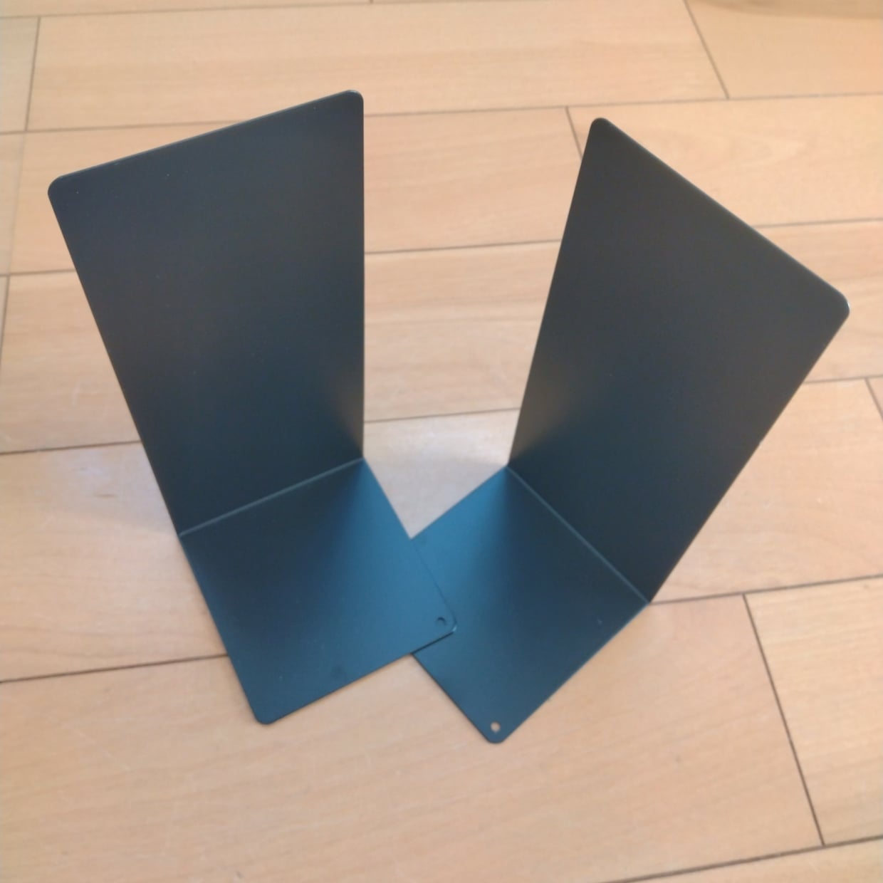  使っていない「ブックエンド」で“置き場所に困るものが収まる”意外な使い道「すっきり！」「手放せない」 