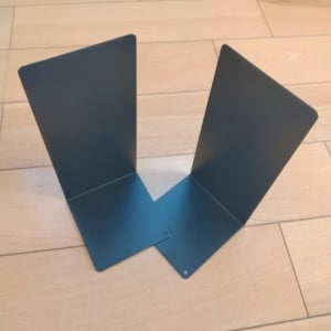 使っていない「ブックエンド」で“置き場所に困るものが収まる”意外な使い道「すっきり！」「手放せない」