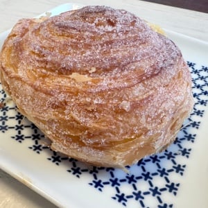 文房具で？「袋入りパン」を“包丁なし”でスパッと分ける意外な裏ワザ「押すだけ」「断面がきれい」