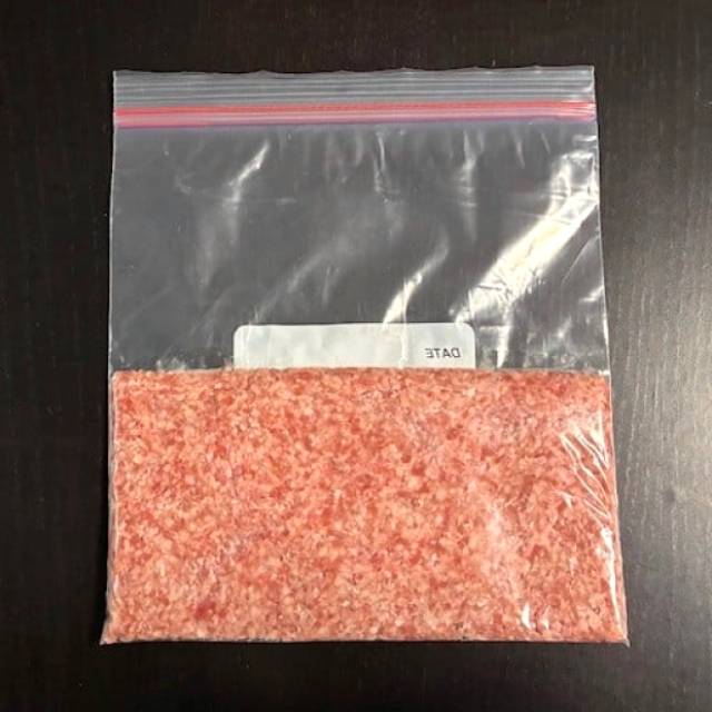 「ひき肉」を冷凍する保存袋の“空気を抜くかんたんワザ”