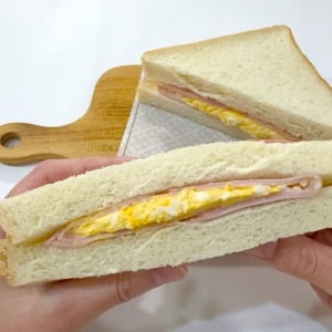ハム4枚で解決！卵サンドの中身がはみ出ない画期的な作り方「納得！」「子どもも食べやすい」