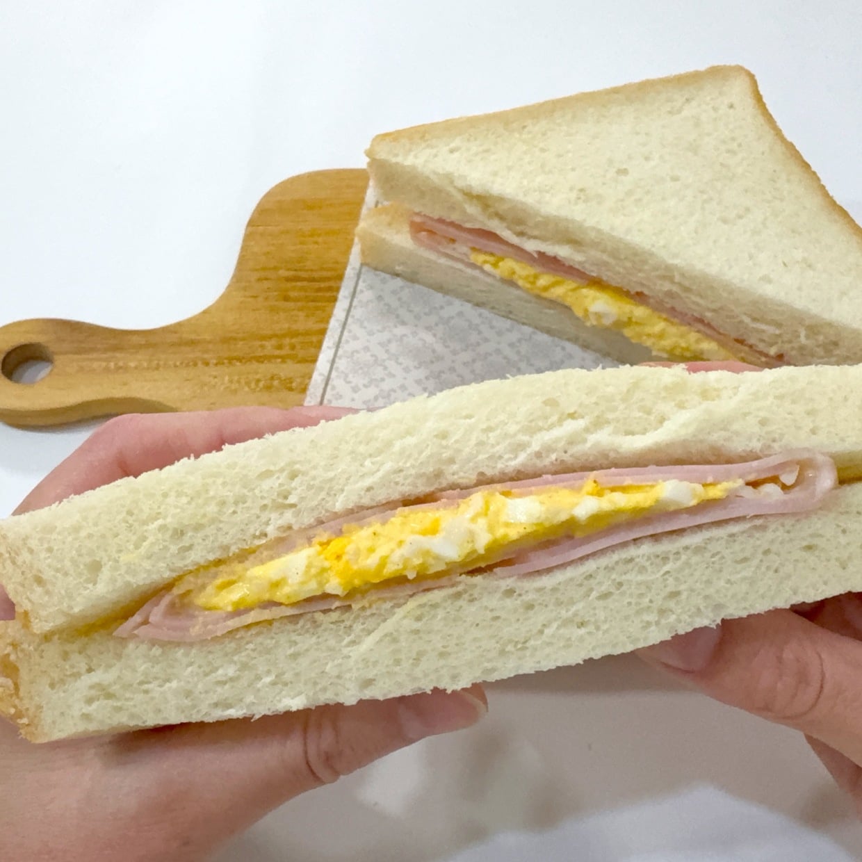  ハム4枚で解決！卵サンドの中身がはみ出ない画期的な作り方「納得！」「子どもも食べやすい」 