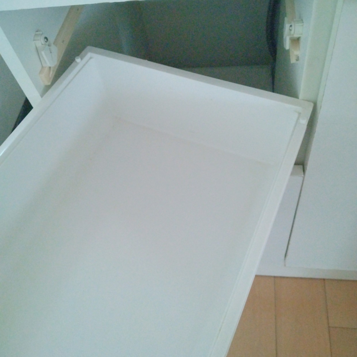 工具いらずで引き出しの落下を防ぐ！家にある“意外な文房具”が活躍する【簡単対策】 
