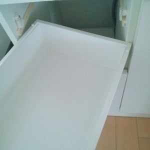 工具いらずで引き出しの落下を防ぐ！家にある“意外な文房具”が活躍する【簡単対策】