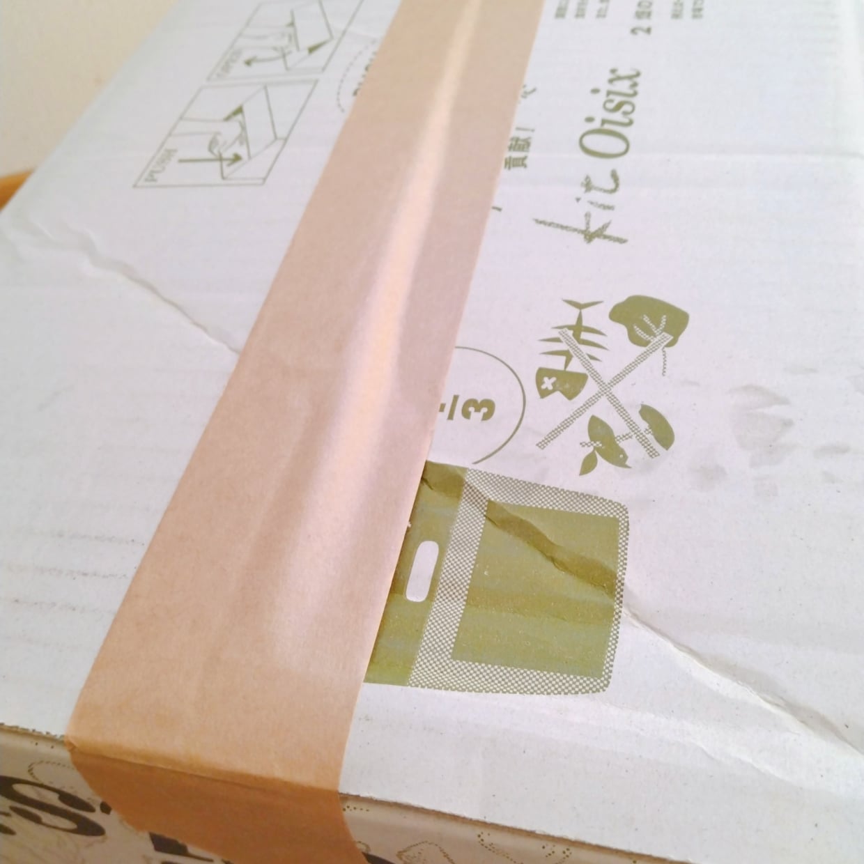  カッター不要！“段ボールのテープ”を簡単に剥がすワザ「中身を傷つけない」「開けるのラク」 