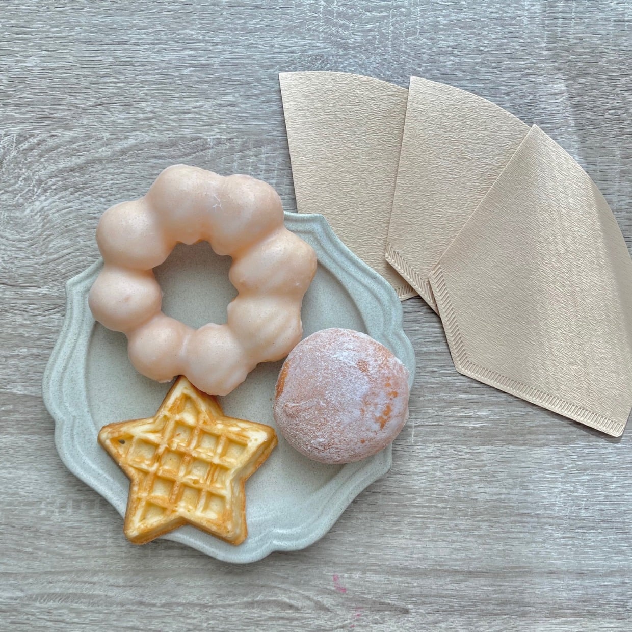 ドーナツで手がベタベタ…はもう卒業！手を汚さない“意外なアイテム”「持ち歩きたい！」「食べやすい」