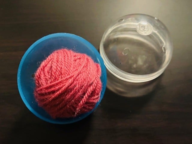 カプセルトイのケースに余った毛糸をぴったり収納できる！