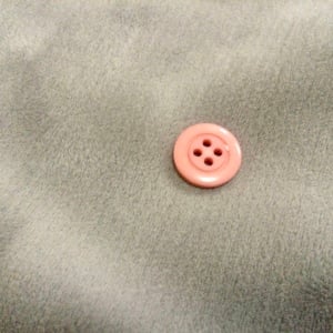 「服の予備ボタン」の紛失を防ぐ意外な保管テク「いざというときに助かる！」「どこだっけ？がなくなる」